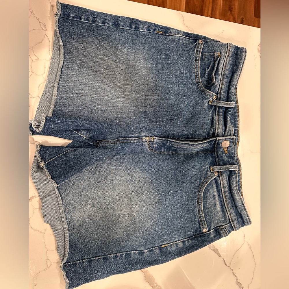 🌸NYDJ Statement Lift X Tuck Denim Shorts Size 31 Like New🌸